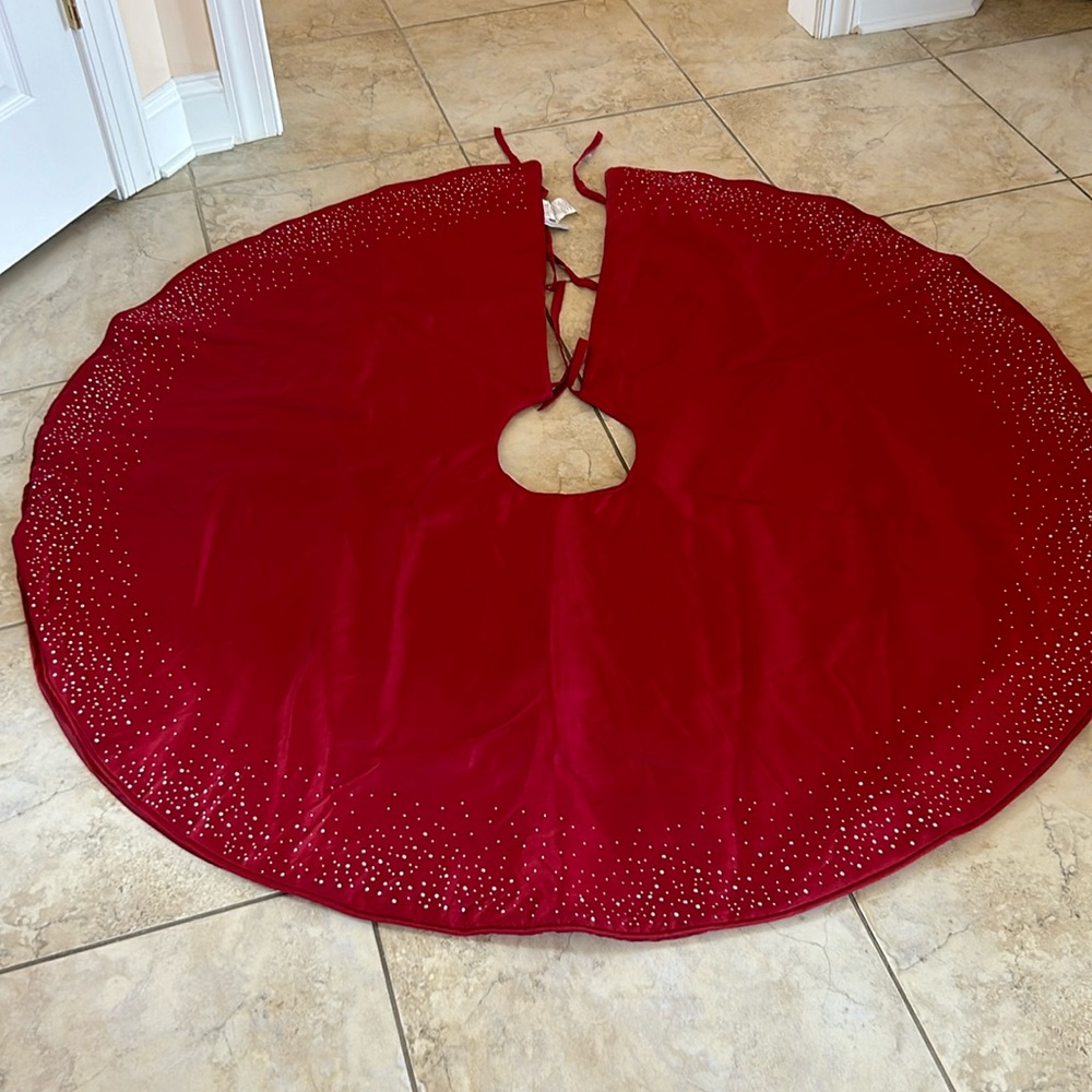 EMBELLISHED CHRISTMAS TREE SKIRT